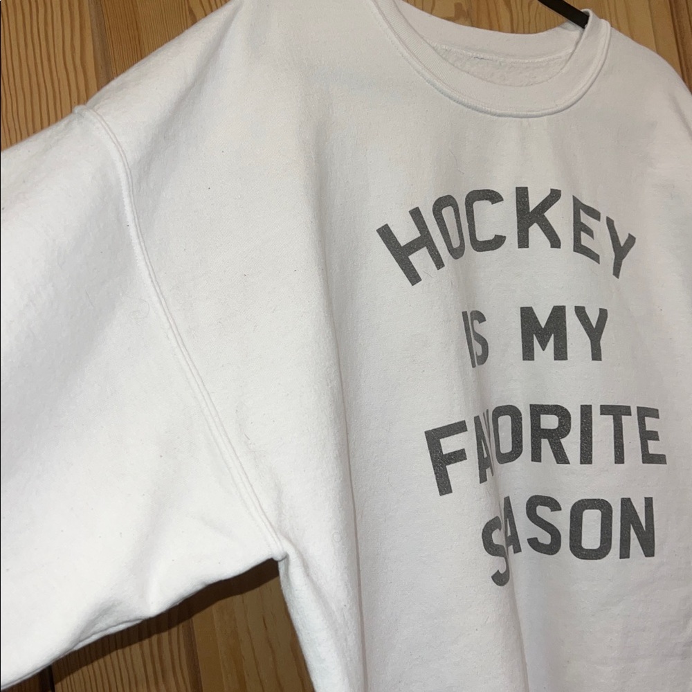 White Sweatshirt with Hockey Saying Prin Oversized Sz XL - Picture 3 of 5